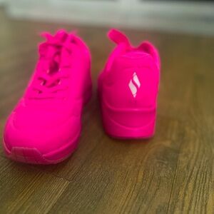 Pink sketchers Tennis shoes size 7 barely worn